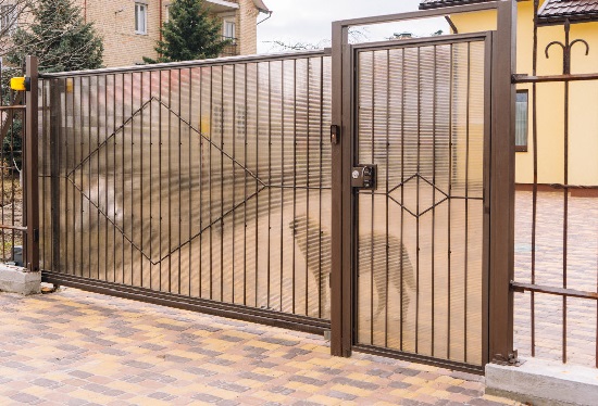 Купить ворота из профлиста с элементами ковки, с металлическими столбами в рамке или под дерево в Тулуне от 156060 руб